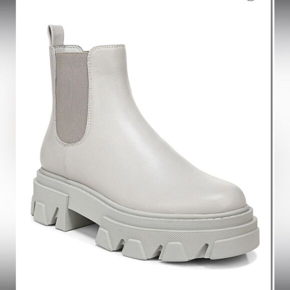 Daelyn Lug Sole Chelsea Boot - Picture 7 of 9